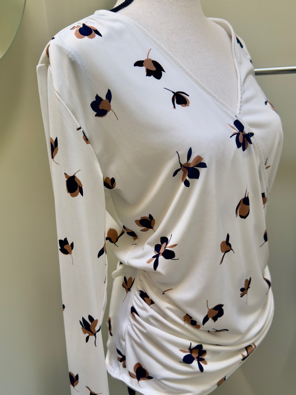 Ann Taylor V-Neck Cream Floral-Print Long Sleeve Top, Medium